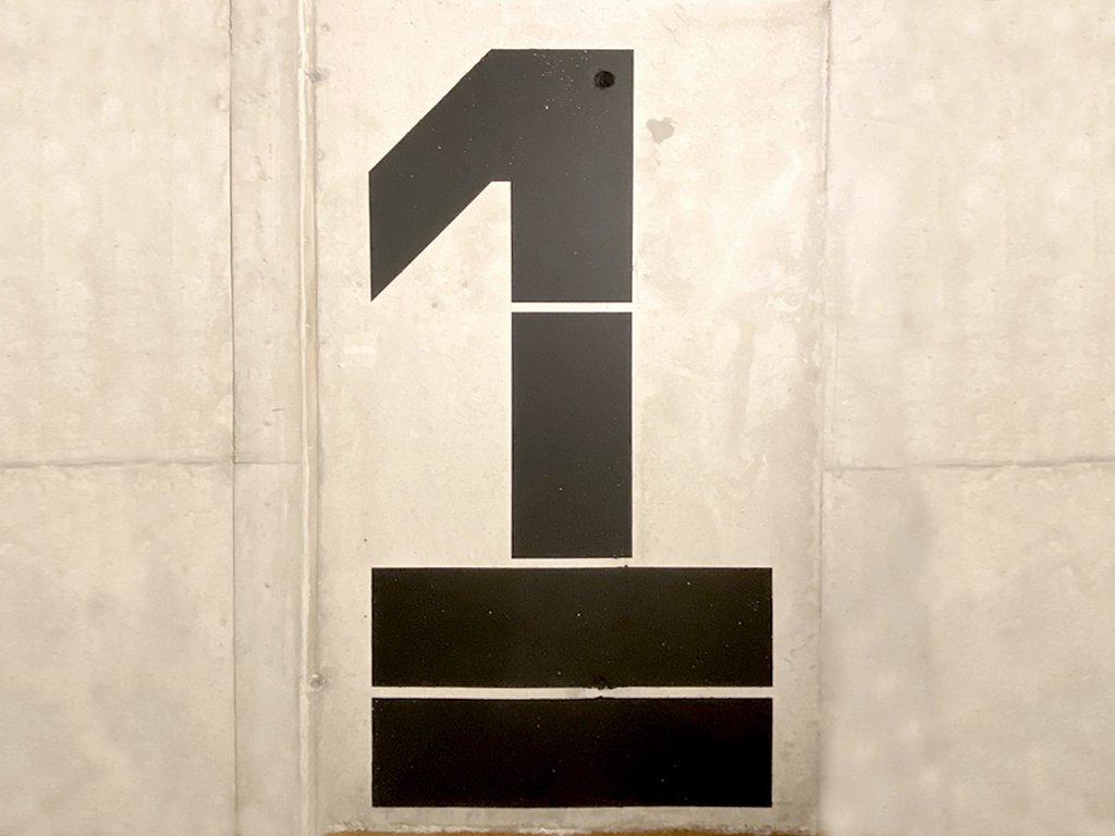 Señalética numeración planta 1 pintada sistema wayfinding LCI Barcelona proyecto ESSA PUNT