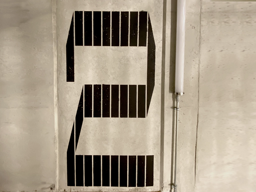 Señalética numeración planta 2 pintada sistema wayfinding LCI Barcelona proyecto ESSA PUNT