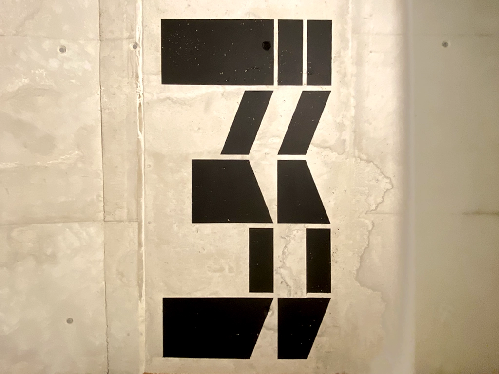 Señalética numeración planta 3 pintada sistema wayfinding LCI Barcelona proyecto ESSA PUNT