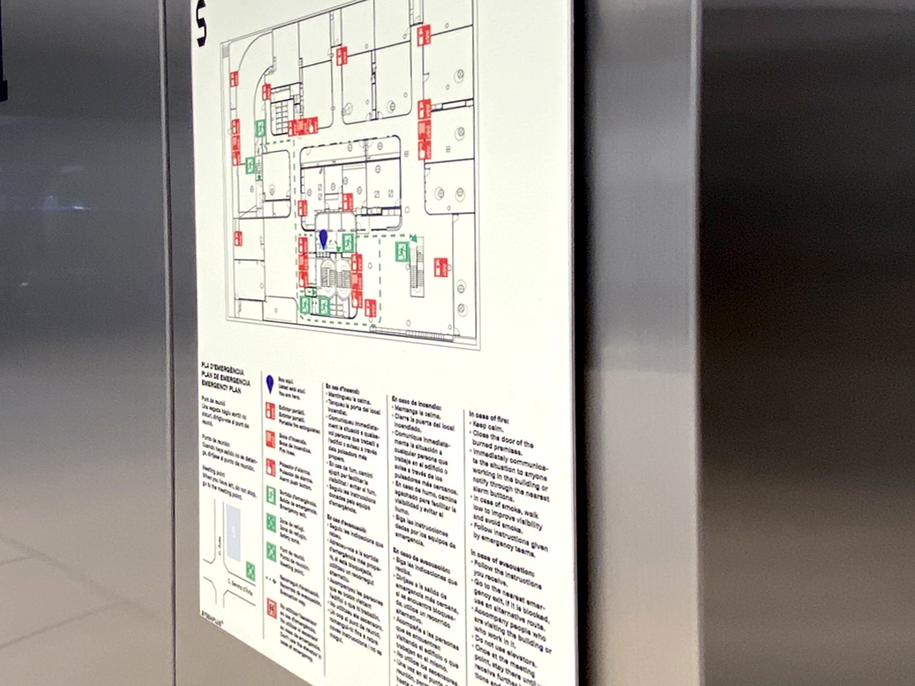 Señalética plano ubicación sistema wayfinding de la LCI Barcelona proyecto ESSA PUNT