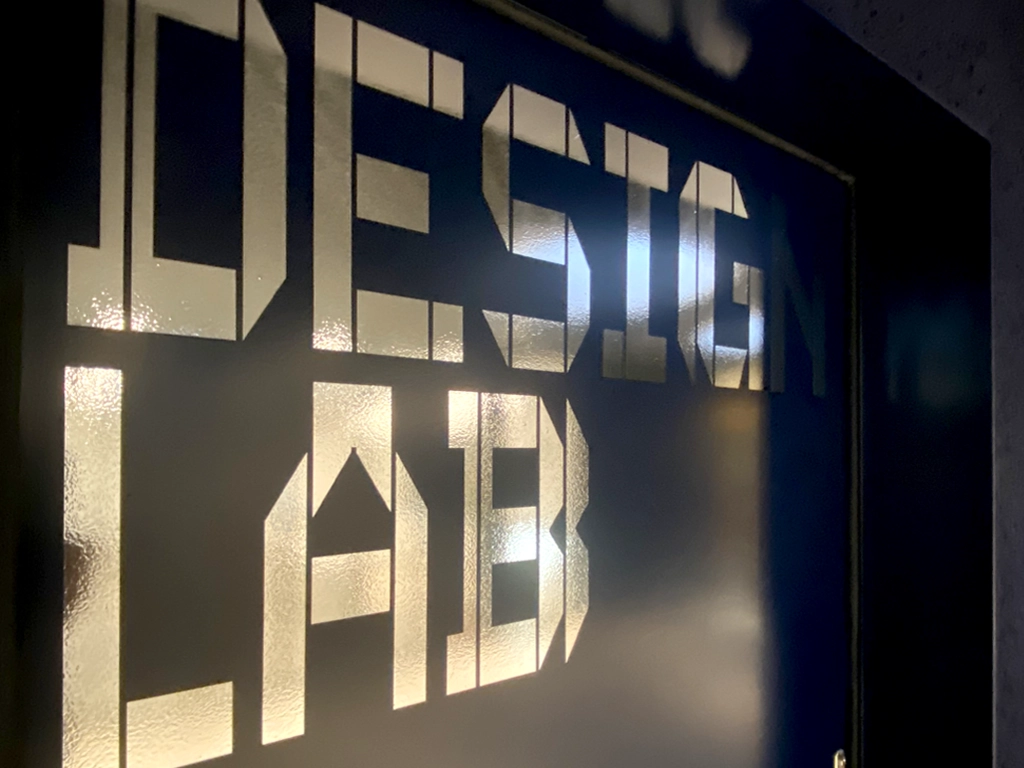Detalle señalética puertas vinilo interior LCI Barcelona proyecto ESSA PUNT