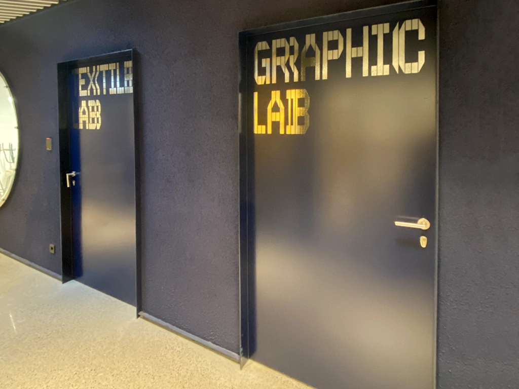 Vista señalética puertas vinilo interior LCI Barcelona proyecto ESSA PUNT