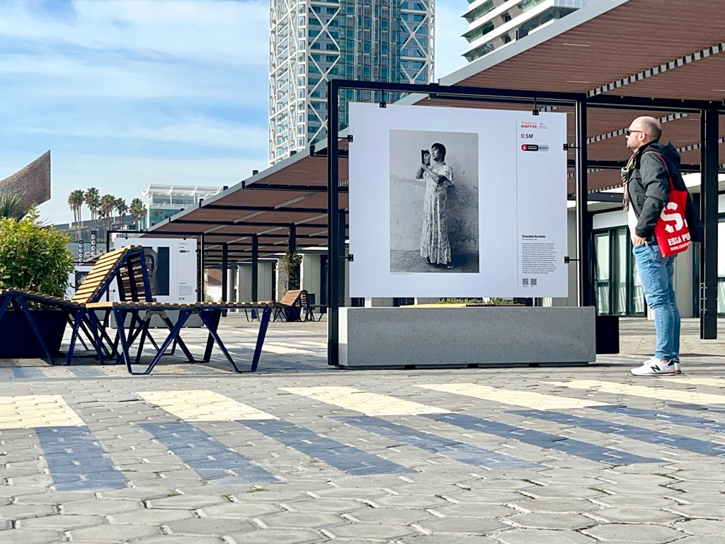 Vista elementos urbanos expositivos instalados exposición BSM Maphre Port Olímpic por ESSA PUNT