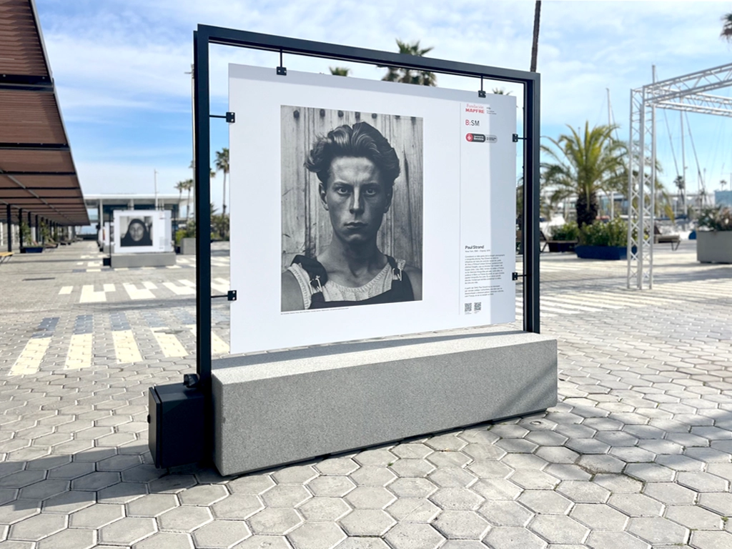 Vista de uno de los elementos urbanos expositivos instalados exposición BSM Maphre Port Olímpic por ESSA PUNT