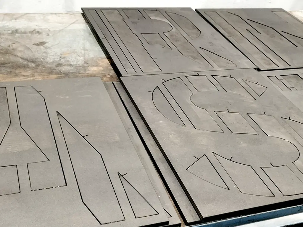 Fabricación letras acero baranda corte láser Biblioteca de Sarrià proyecto ESSA PUNT