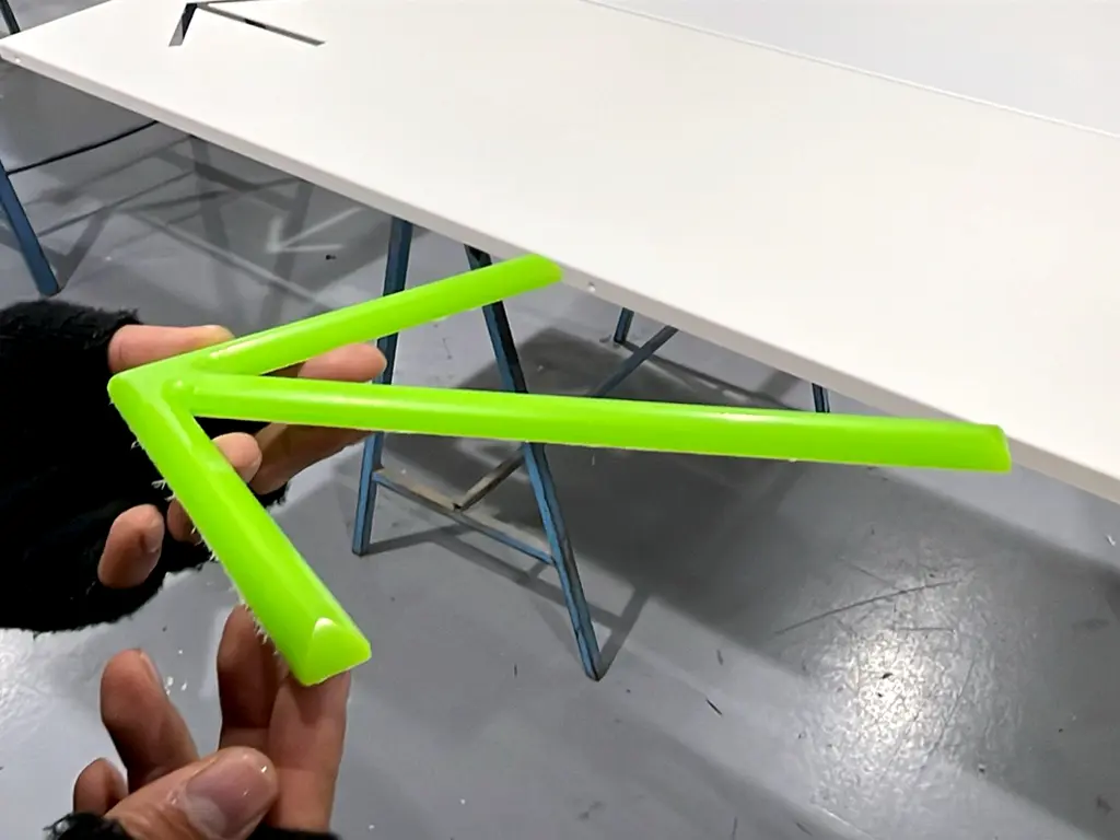 Muestra flecha metacrilato fresada identidad visual Biblioteca de Sarrià proyecto ESSA PUNT