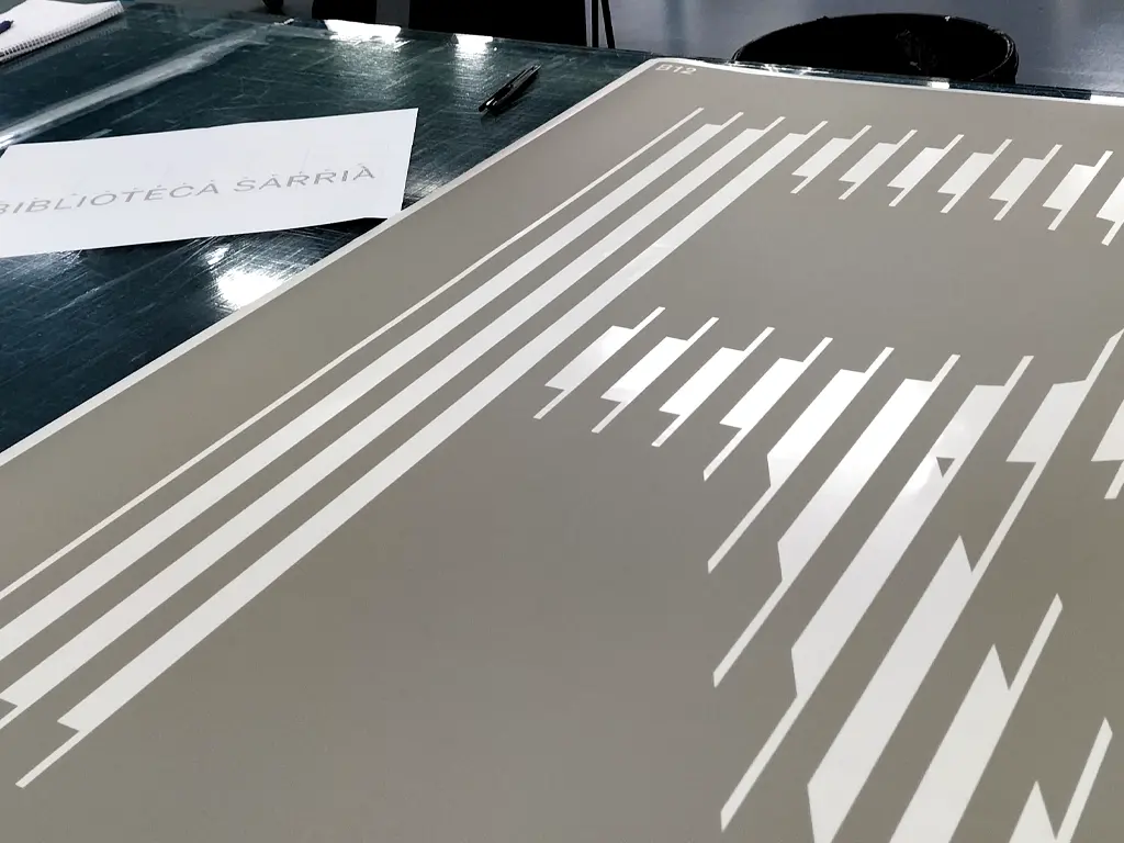 Letra "R" del rótulo vinilo de corte Biblioteca de Sarrià proyecto ESSA PUNT