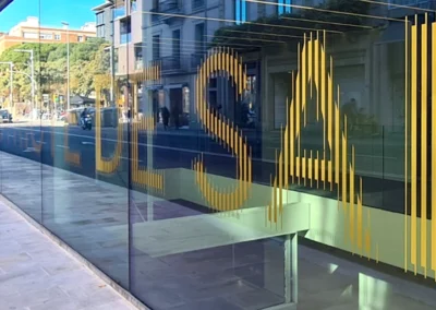 Senyalització accessible i disseny de la identitat visual per a la Biblioteca de Sarrià