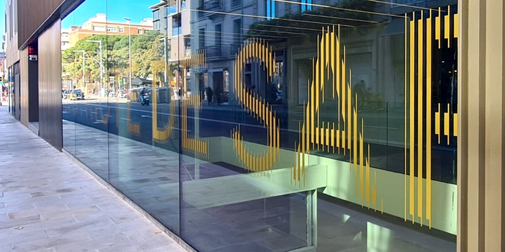 Senyalització accessible i disseny de la identitat visual per a la Biblioteca de Sarrià