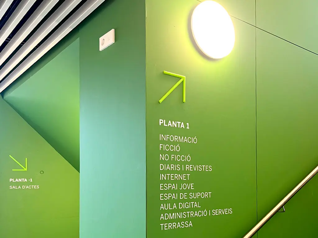 Señalización direccional e informativa wayfinding Biblioteca de Sarrià proyecto ESSA PUNT