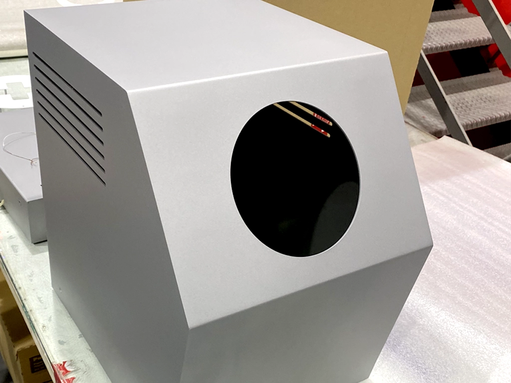 Detalle de carcasa de acero para proyector LED LCI Barcelona por ESSA PUNT LCI Barcelona proyecto ESSA PUNT