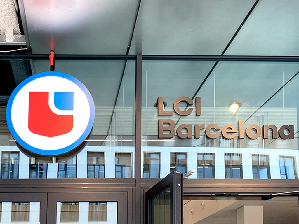 Logotipo corpóreo iluminado LCI Barcelona por ESSA PUNT LCI Barcelona proyecto ESSA PUNT