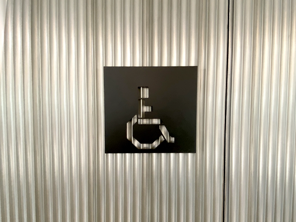 Señalización accesible en lavabos LCI Barcelona por ESSA PUNT LCI Barcelona proyecto ESSA PUNT