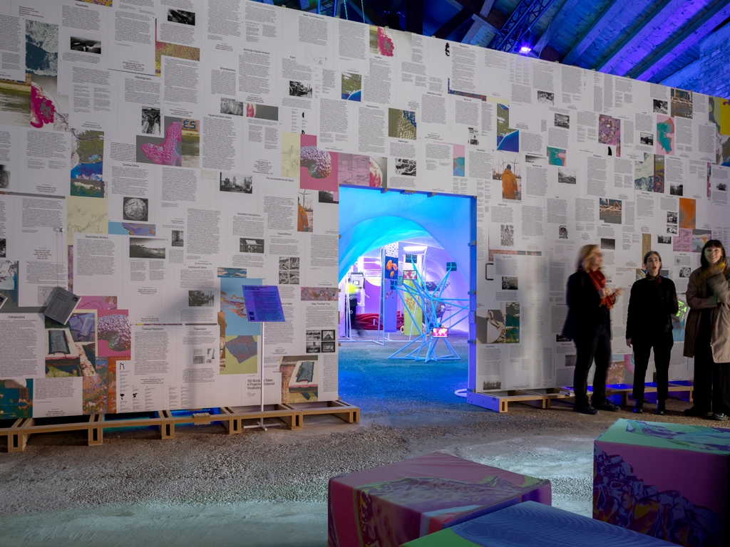 Eva Franch i Gilabert a través de los paneles Dicróicos exposición de arquitectura del agua Venecia 2025