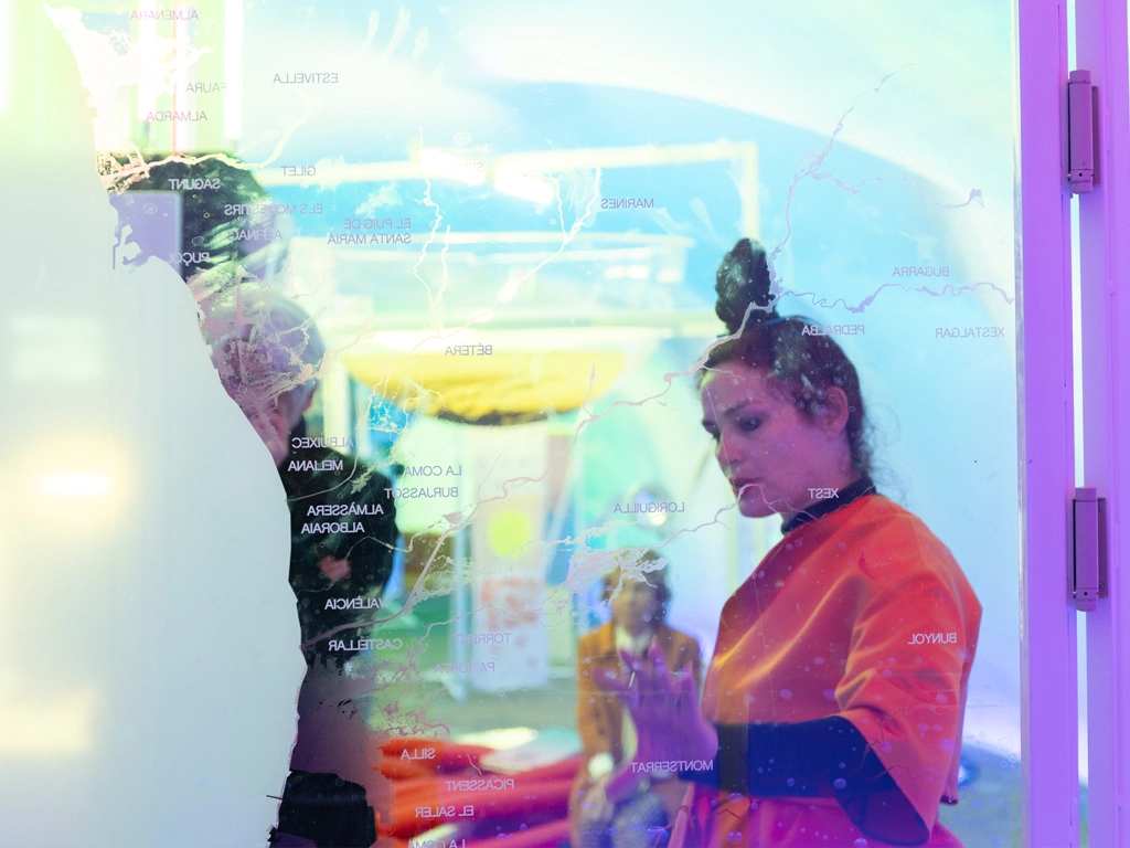 Eva Franch i Gilabert a través de los paneles Dicróicos exposición de arquitectura del agua Venecia 2025