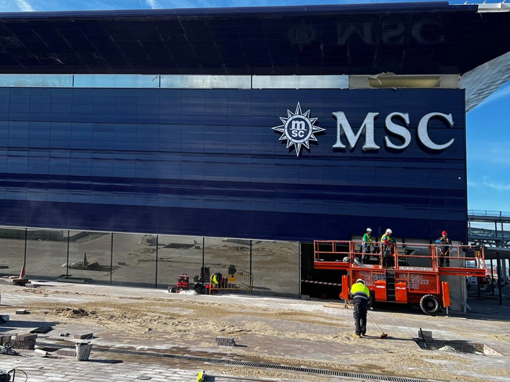 Vista del rótulo luminoso gran formato montado en el fachada de la terminal MSC Cruceros proyecto ESSA PUNT
