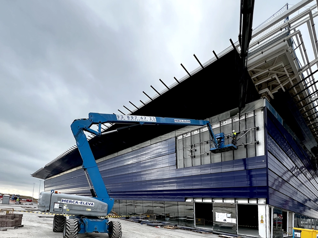 Instalación del rótulo luminoso de gran formato en la fachada de la terminal MSC Cruceros proyecto ESSA PUNT