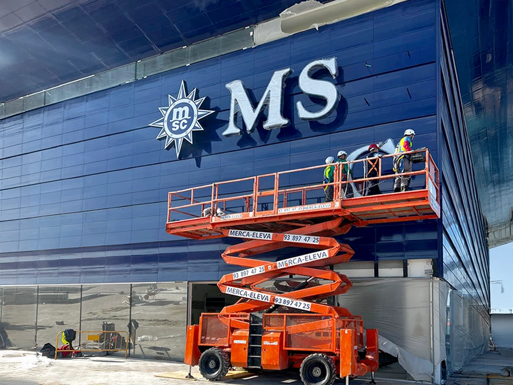 Instalación rótulo gran formato en la fachada de la terminal MSC Cruceros Barcelona