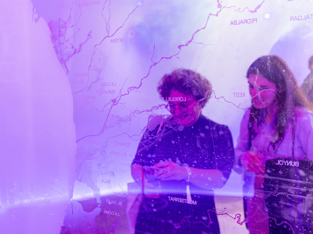 Visitantes de la exposición tras paneles en Parlamentos de Agua Bienal 2025 proyecto ESSA PUNT
