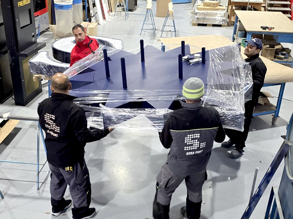Proceso embalaje rótulo luminoso gran formato para MSC Cruceros proyecto ESSA PUNT