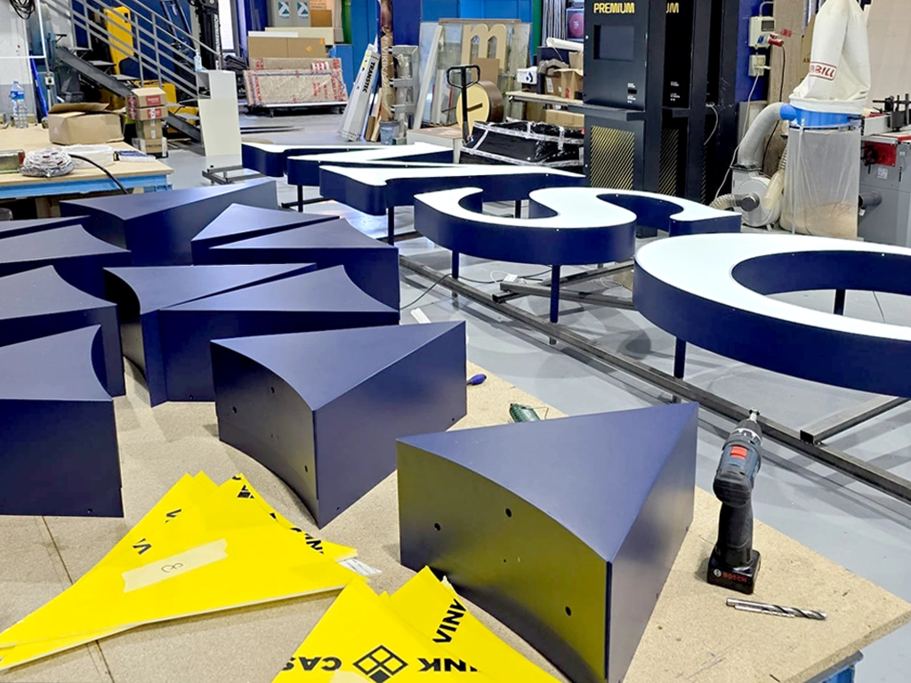 Proceso premontaje rótulo luminoso gran formato para MSC Cruceros proyecto ESSA PUNT
