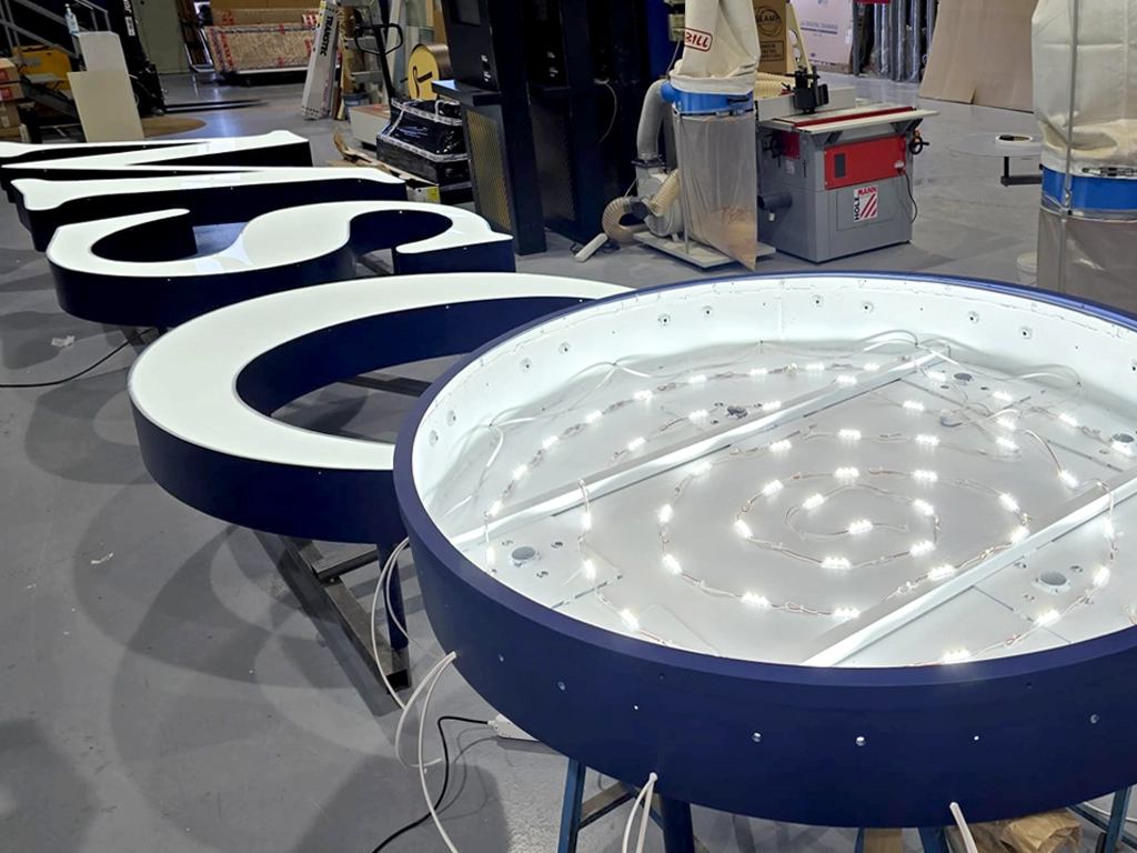 Proceso test de calidad rótulo luminoso gran formato para MSC Cruceros proyecto ESSA PUNT