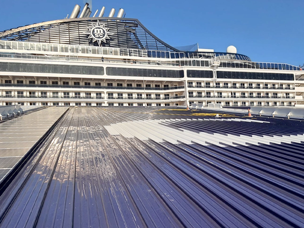 Vista de la C de MSC con pintura sobre cubierta metálica en el Puerto de Barcelona proyecto ESSA PUNT