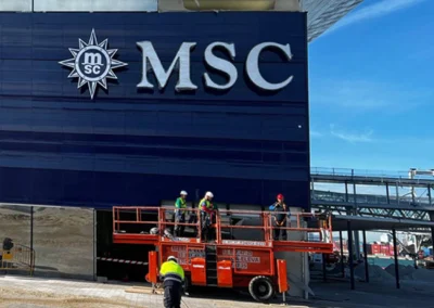 Rotulación gran formato corporativa para la terminal MSC Cruceros, Port de Barcelona