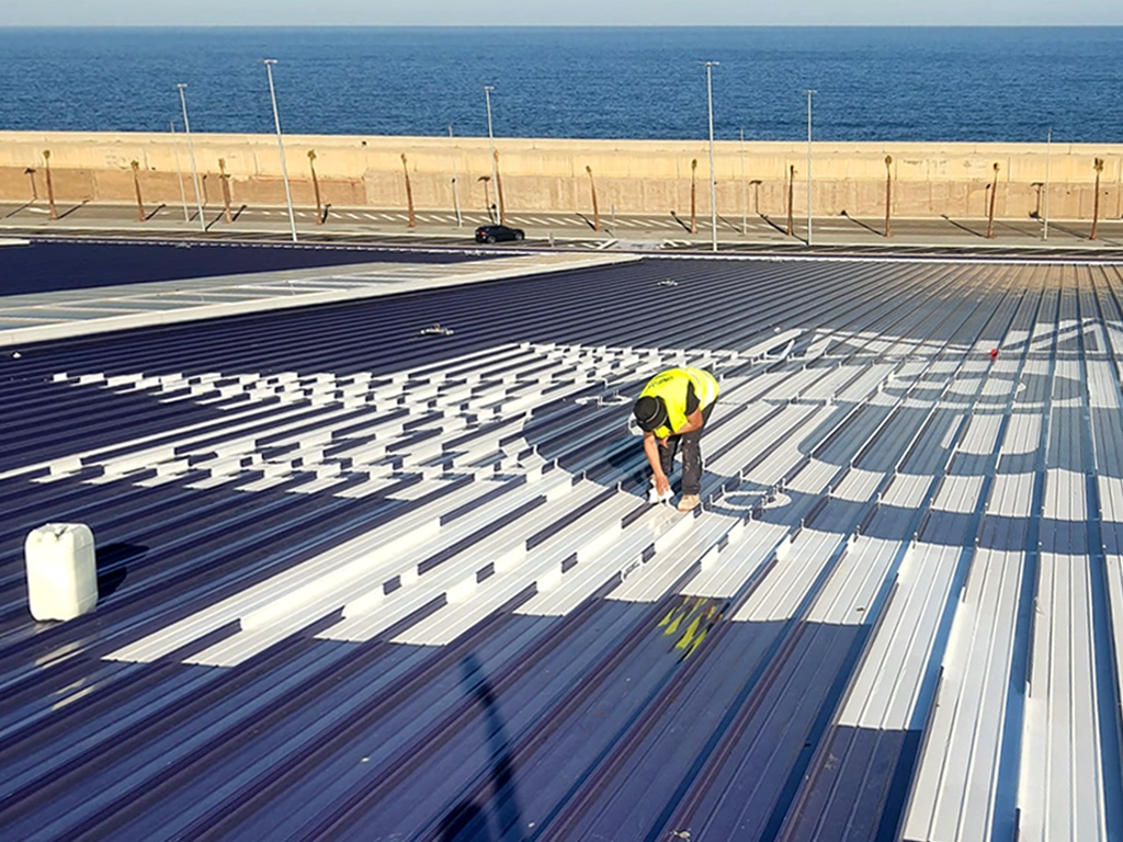 Aplicación del logotipo de MSC con pintura industrial sobre cubierta metálica en el Puerto de Barcelona proyecto ESSA PUNT