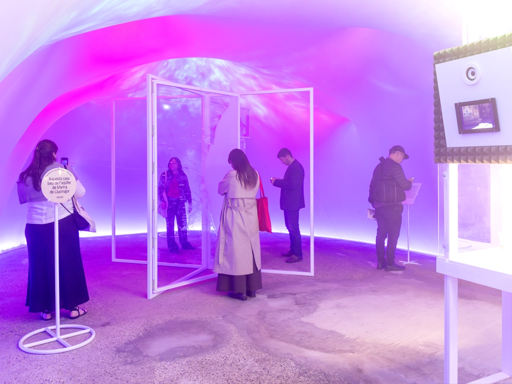 Visitantes interior pabellón del agua exposición arquitectura Bienale Venecia 2025