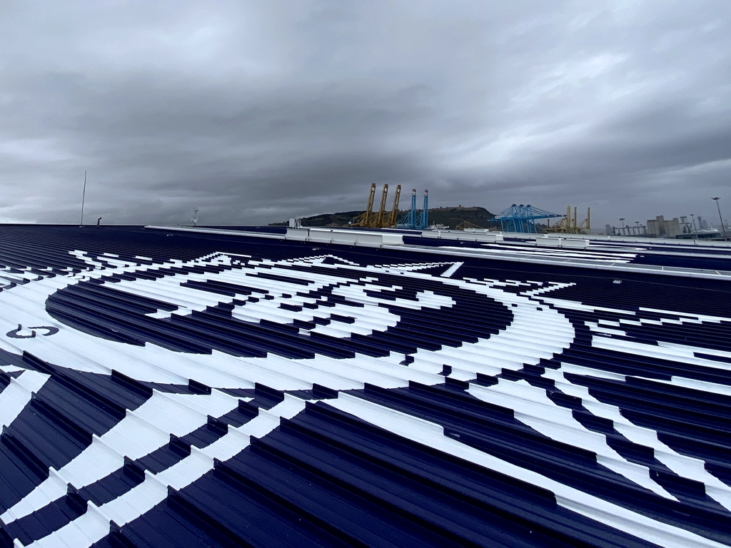 Vista rotulación cubierta terminal MSC Cruceros Barcelona logotipo aéreo 