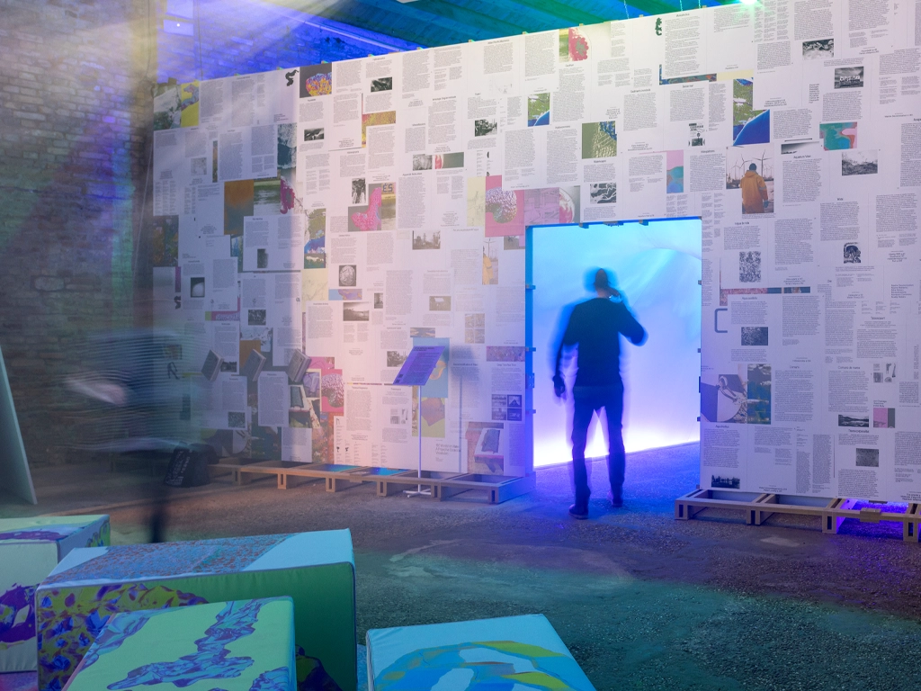 Pared con impresiones exposición en Parlaments de l'Agua Bienal 2025 proyecto ESSA PUNT