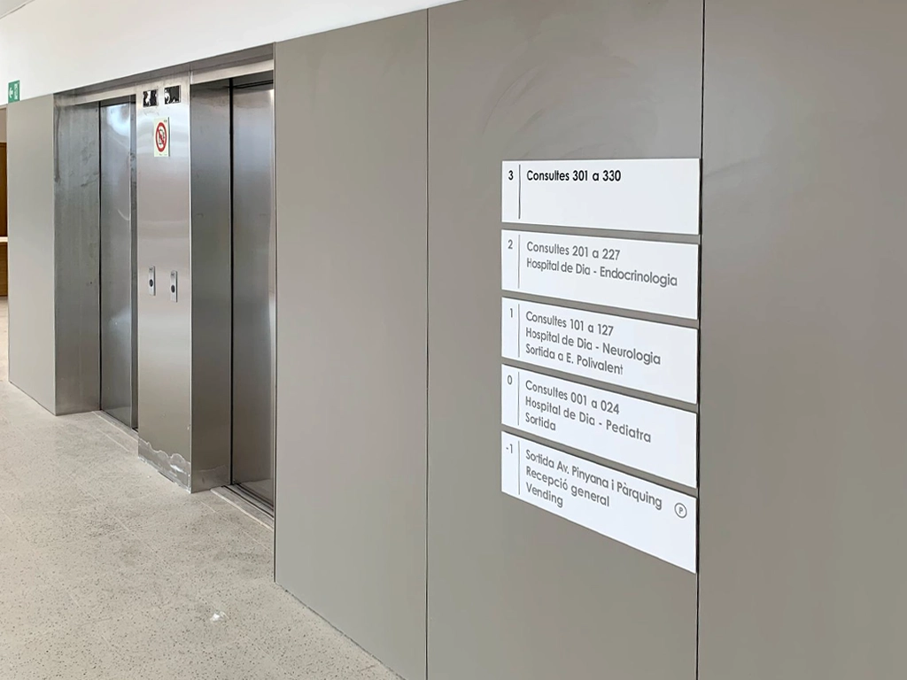 Pasillo del hospital con señalización interior direccional instalada proyecto ESSA PUNT