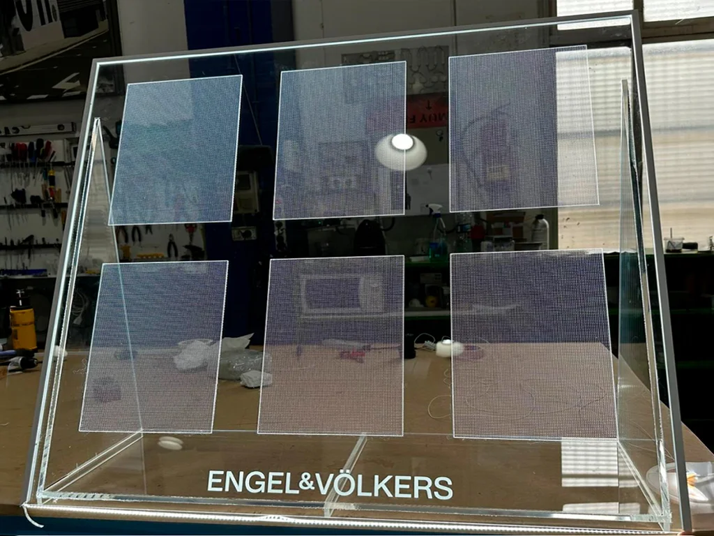 Prototipo expositor luminoso en metacrilato para Engel&Völkers proyecto ESSA PUNT