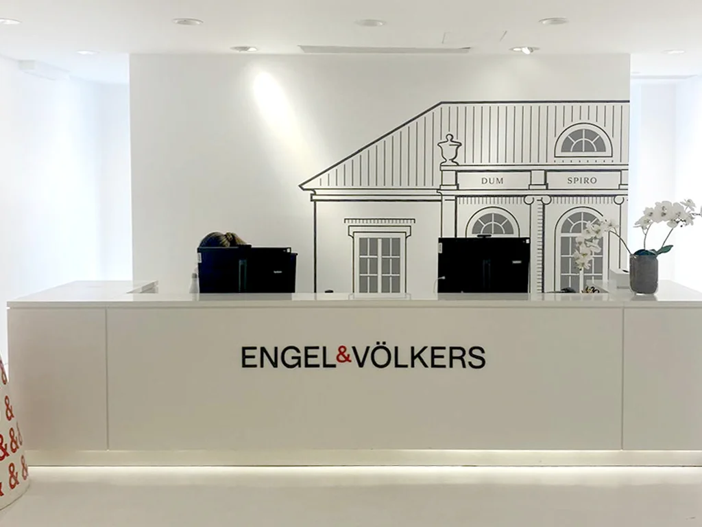 Rotulación interior recepción oficinas Madrid para Engel & Völkers en España