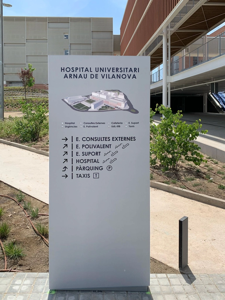 Tótem exterior con placa institucional en acceso al Hospital Universitari de Lleida