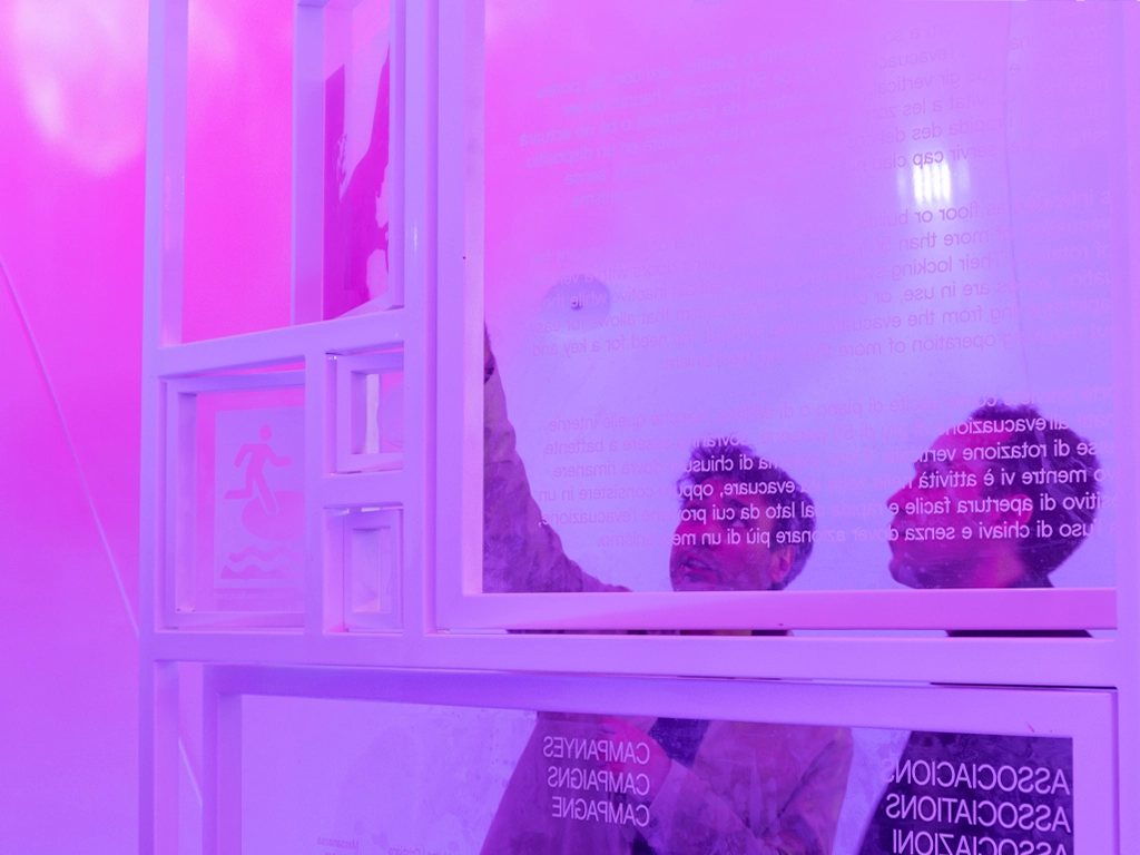 Visitantes a través de los paneles dicroicos exposición en Parlaments de l'Agua Bienal 2025 proyecto ESSA PUNT