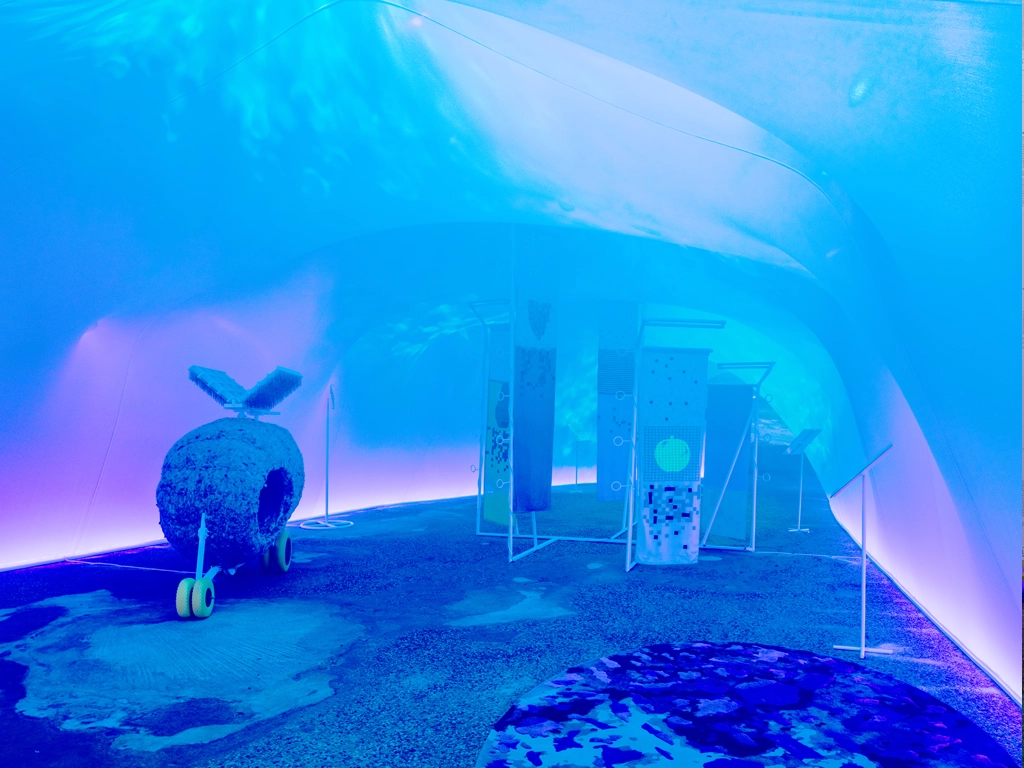 Sala azul exposición en Parlaments de l'Agua Bienal 2025 proyecto ESSA PUNT