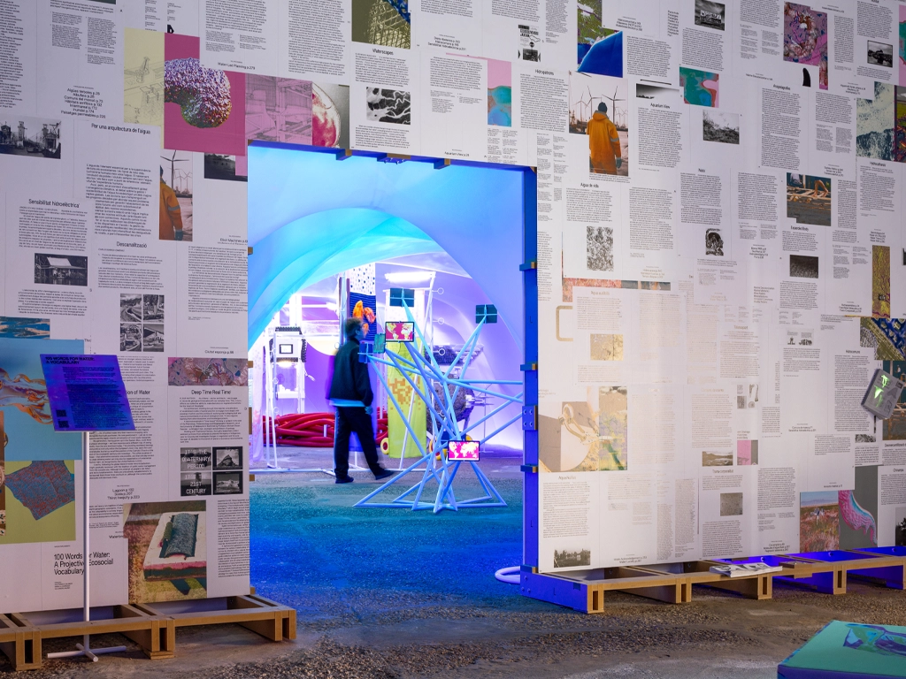 Sala azul exposición en Parlaments de l'Agua Bienal 2025 proyecto ESSA PUNT