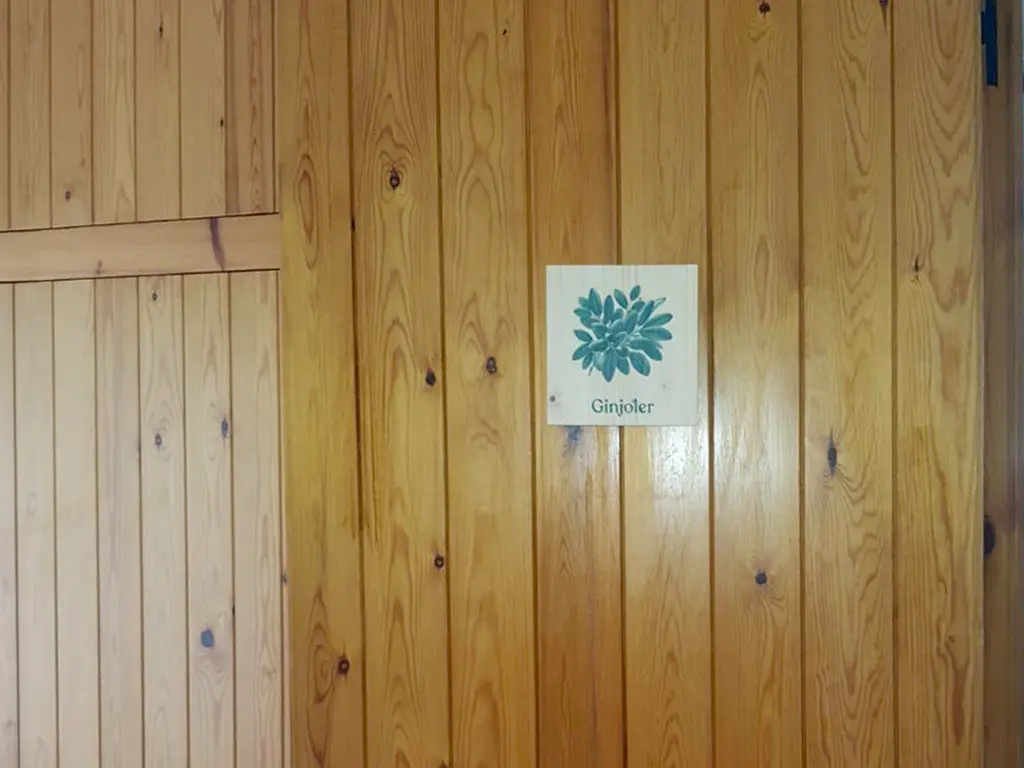 Placa de retolació de les habitacions de La Bruguera projecte ESSA PUNT
