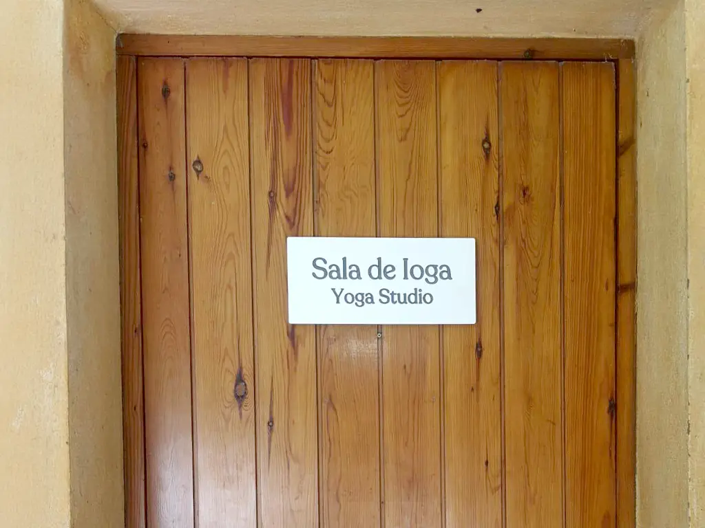 Placa de retolació de la Sala de Ioga a La Bruguera projecte ESSA PUNT
