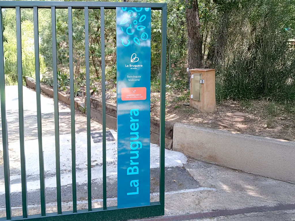 Placa retolada d’entrada a La Bruguera, projecte d’ESSA PUNT.