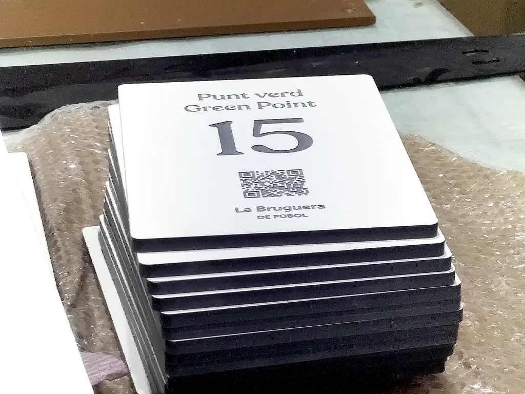 Plaques de Punt Verd preparades per al muntatge a l’àrea de premuntatge per a La Bruguera, projecte d’ESSA PUNT.