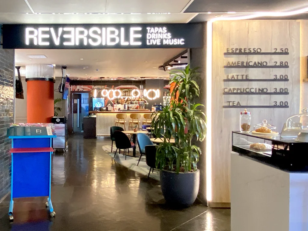 Senyalística interior informativa del bar del Nhotel Indigo projecte ESSA PUNT