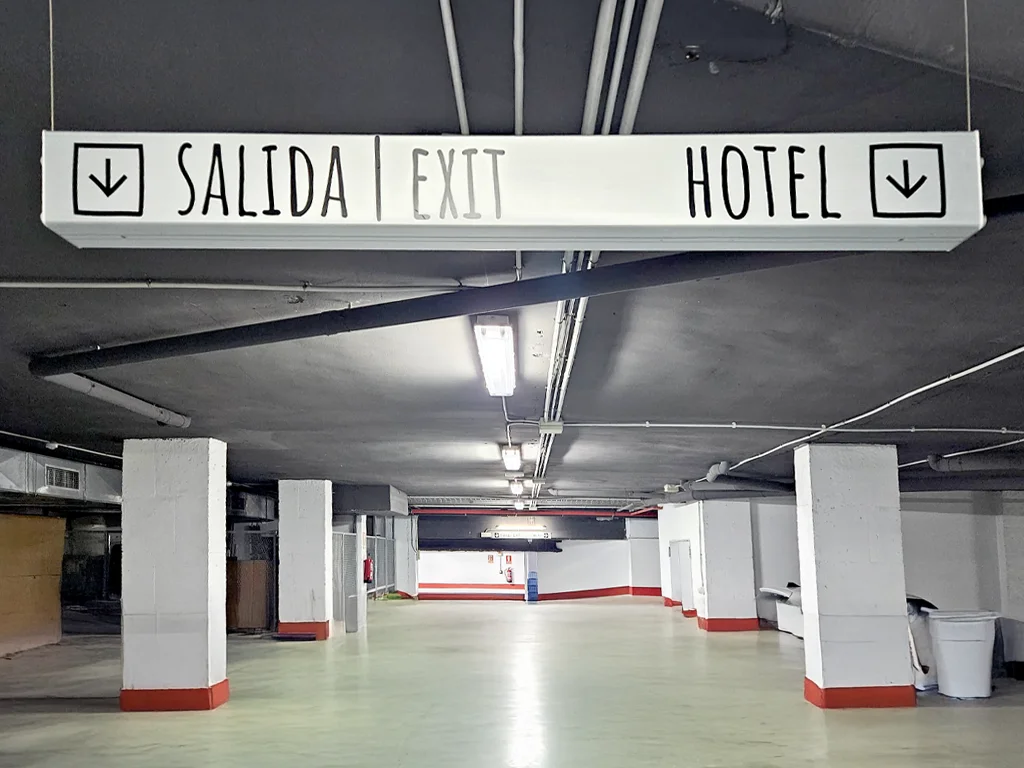 Senyalística direccional interior pàrquing del Nhotel Indigo projecte ESSA PUNT