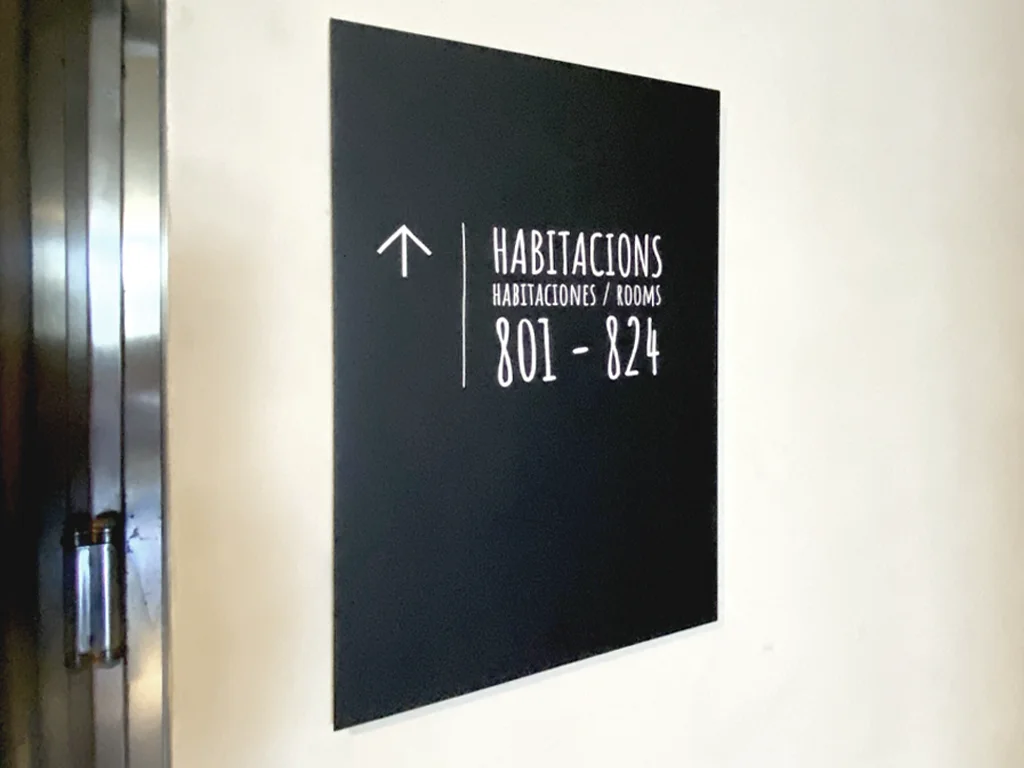 Senyalística direccional i informativa habitacions del Nhotel Indigo projecte ESSA PUNT