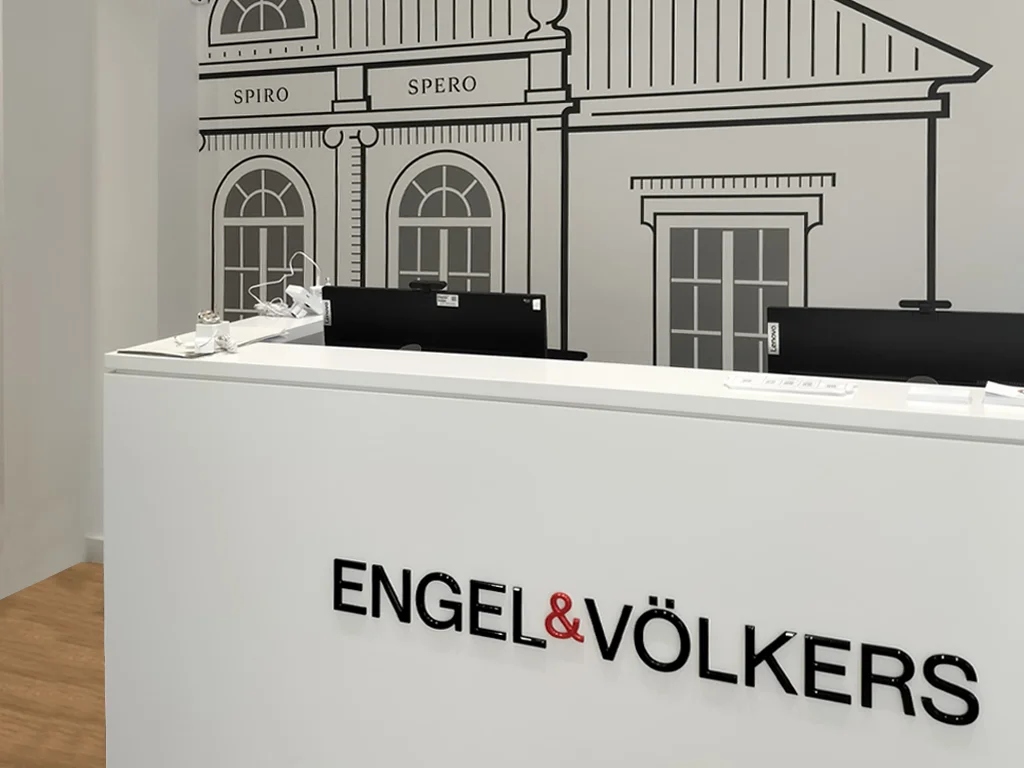 Vinilo pared y rótulo en la recepción de Engel&Völkers proyecto ESSA PUNT