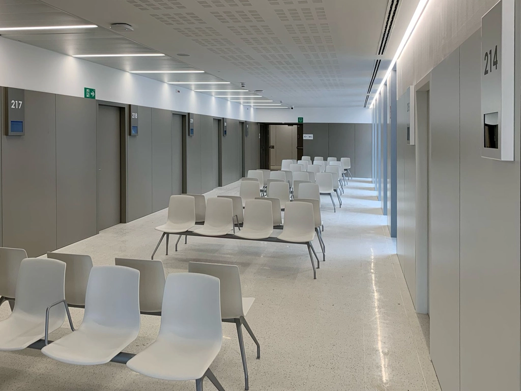 Placas señalética identificando una sala de espera en el Hospital de Lleida