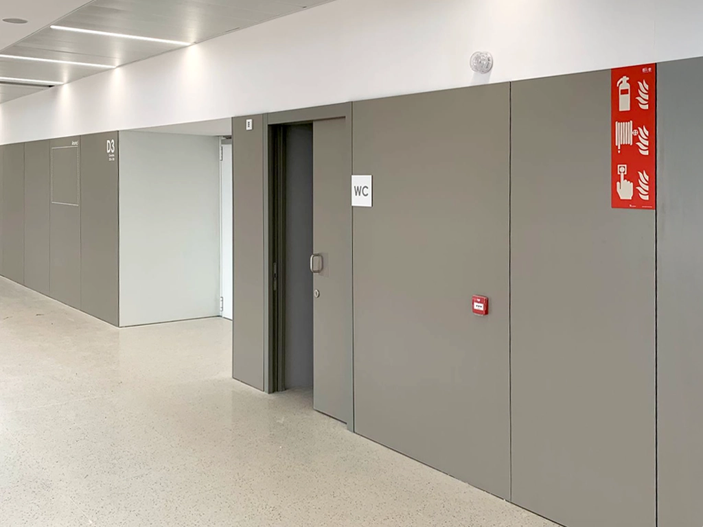 Pasillo del hospital con señalización interior incendios Hospital Universitari de Lleida proyecto ESSA PUNT