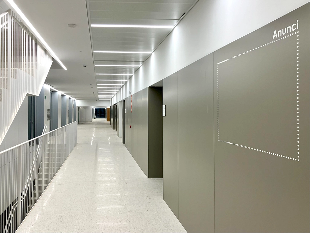Rotulación interior tablero anuncios Hospital Universitari de Lleida proyecto ESSA PUNT